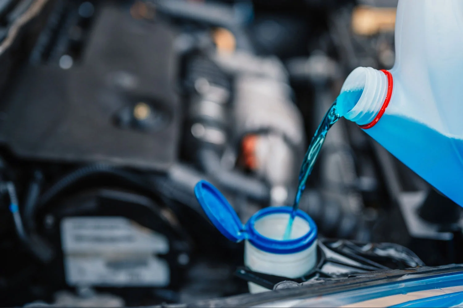 liquide de refroidissement pour moteur de voiture dans le réservoir