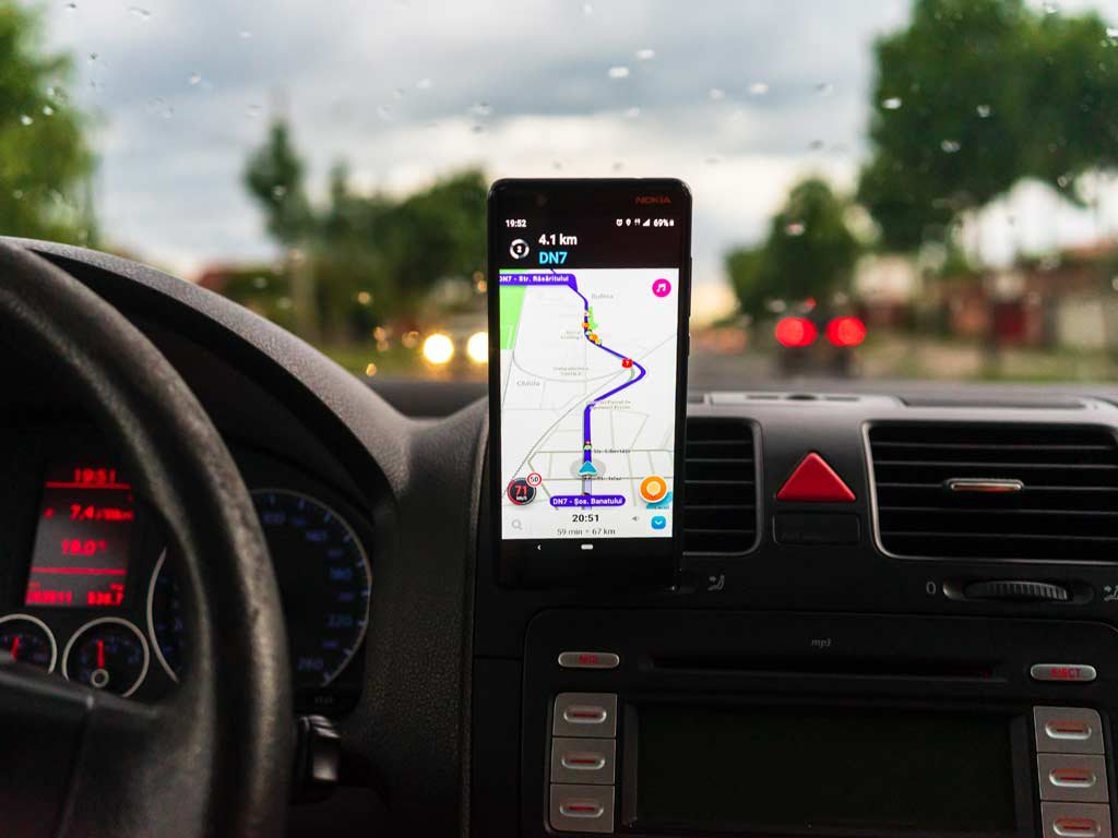 navigation voiture gps telephone waze
